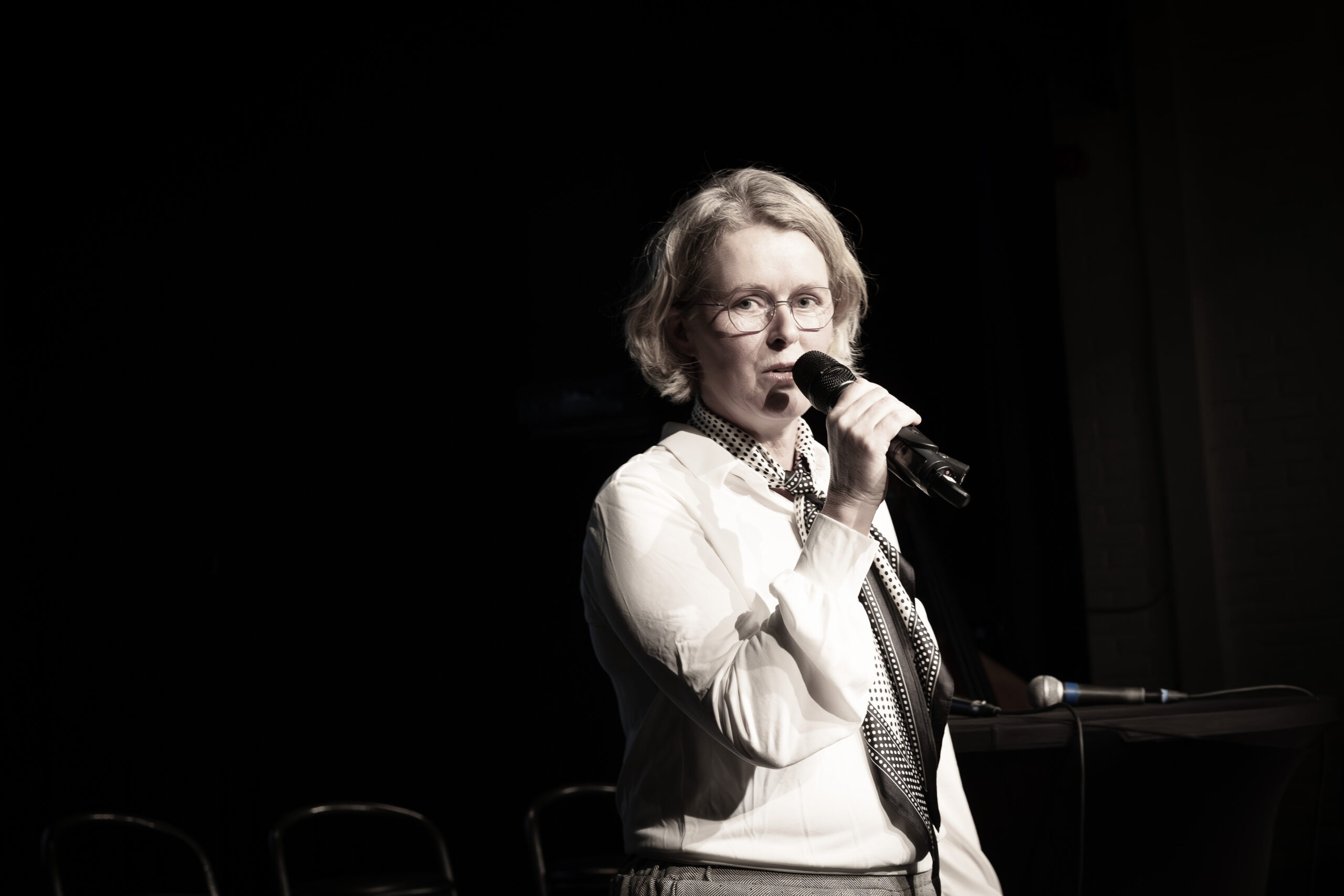 Johanna Terpstra terwijl zij het debat presenteert en leidt.